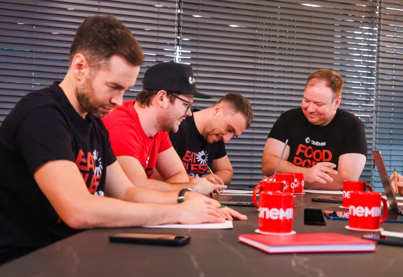 OneMin team working together