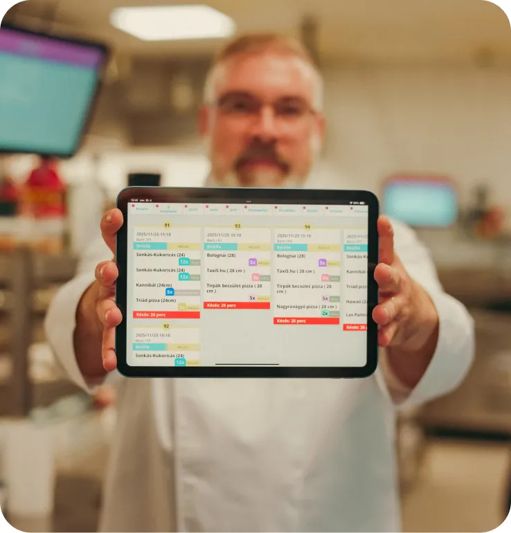 Séf tabletet tart a OneMin rendszerrel