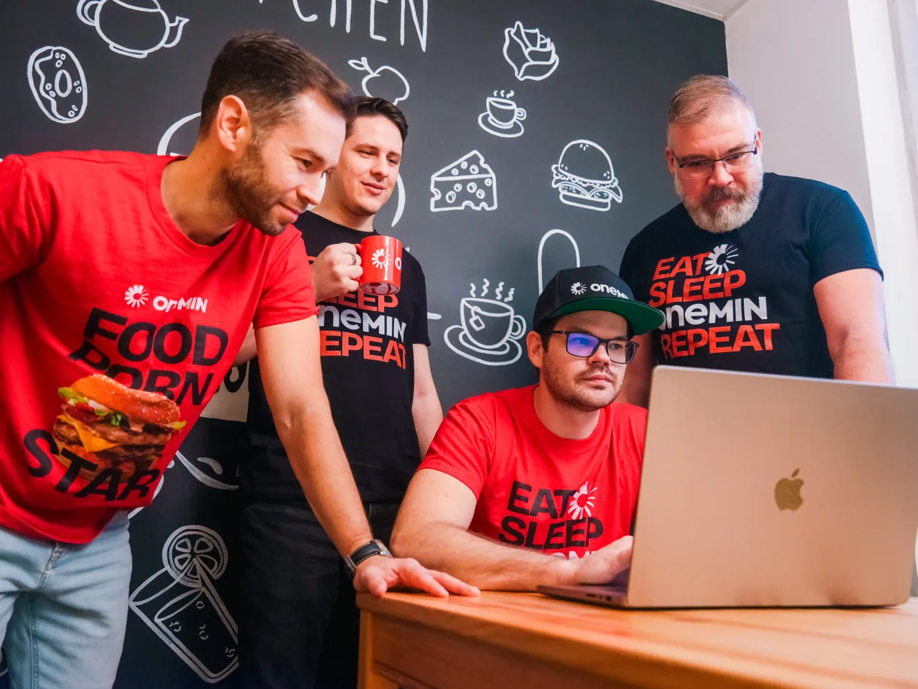 A OneMin csapat együtt dolgozik