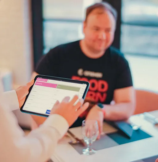 Étterem tulajdonos tabletet használ